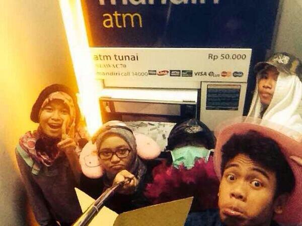 Amalinaratna's tweet photo. @hirascave http://t.co/n2bjM1YswO