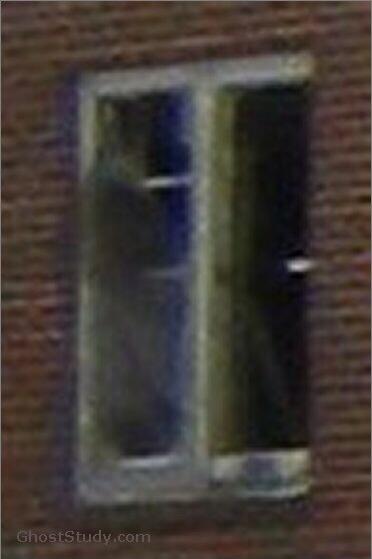 PhantomImages's tweet image. You can clearly see this dark shadow coming through the window frame and glass, something most mass' can't do.