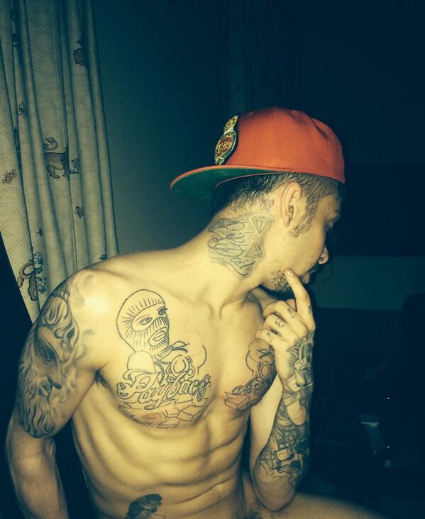 TillyDenman's tweet photo. “@TheDappy: #NothingSuitsULikeYourBirthdaySuit 💋💋💋💋 http://t.co/mCX9u78vuJ” that's what you call perfect 😍