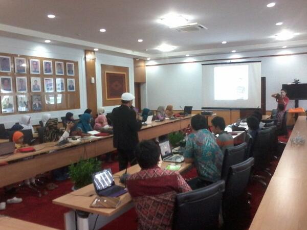 salimmedia_id's tweet photo. Santap ilmu menulis sebelum berbuka, bersama bang Berlian Santosa
oleh FLP Wilayah Jambi @BankIndonesiaJB http://t.co/CX9LEMXvlw