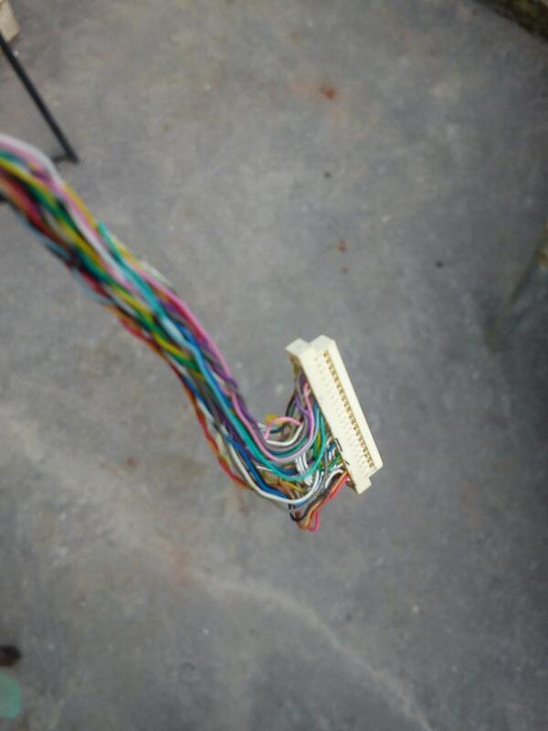 jhnking_'s tweet image. Just a bunch of wires worth 3000 bucks! Really? 3 connectors only... #C795 #compaq #displaycable
