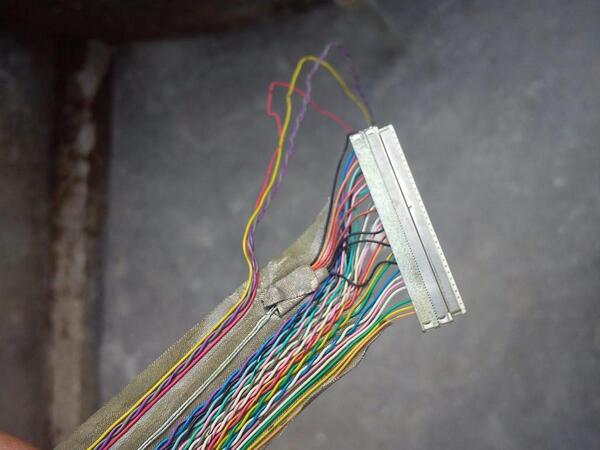 jhnking_'s tweet image. Just a bunch of wires worth 3000 bucks! Really? 3 connectors only... #C795 #compaq #displaycable