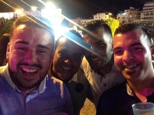 Badayco_Sanz's tweet photo. Junto @MonsiBrito @JAngelHerrera @barquero88 y un servidor.
Haciendo el staff de pretemporada. http://t.co/pTo0dXz8Zd