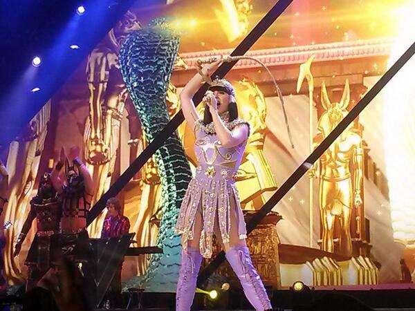 suppitsdanielle's tweet photo. @ThePrismaticWT @katyperry @PrismaticTour14. #prudential #Newark #ROAR. #reflectionsection http://t.co/njgJRW8FD4
