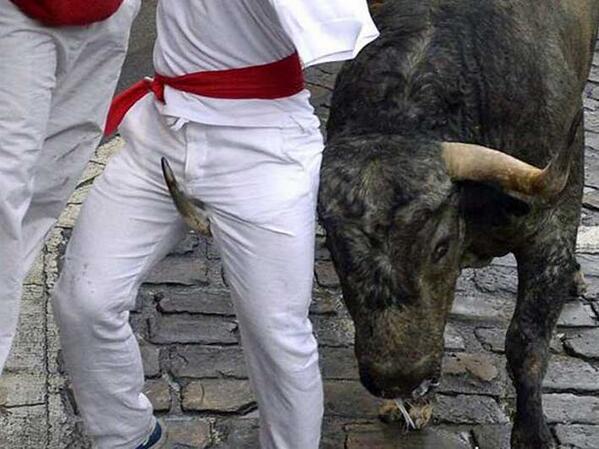 DominguezArjona's tweet photo. Los toros de Adolfo Martín , hoy le han tocado los cojones a mas de un mozos literalmente Sanferminero de #Sevilla http://t.co/tFMOKxEdK2