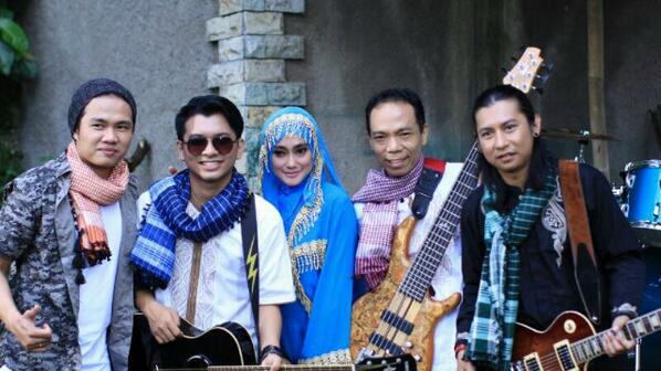 vinaprihandjono's tweet photo. SHALAWAT BADAR - NATASHA PRAMUDITA ft USTADZ NOOR ALBAR on YouTube: http://t.co/7TZ741lRii @AdevGracia @ozzaykraton http://t.co/w1hGXEkRDe