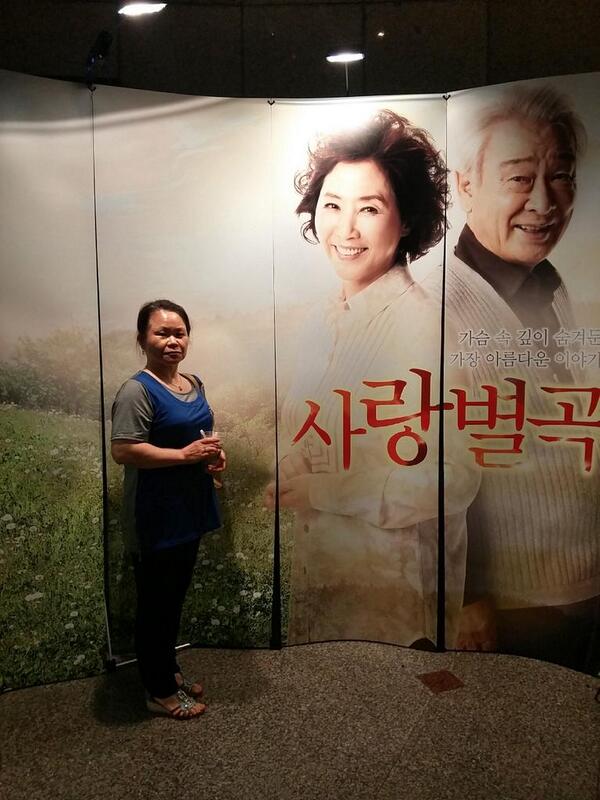 SoYevely's tweet photo. 엄마랑 오랜만에 보러온 연극.
순재선생님도 오랜만에 봬서 너무 좋은 오늘^^
좋은연극 잘 보고 가겠습니다♥ http://t.co/S6Z1IqUOTV