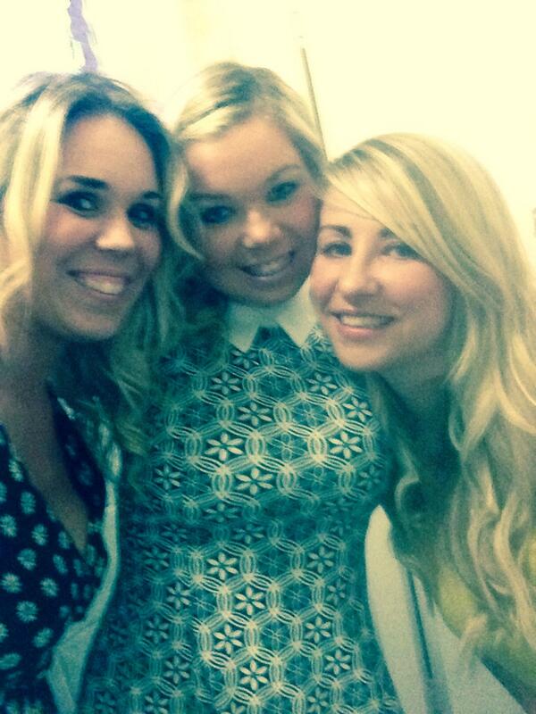 mandyevo1's tweet photo. Awesome night wiv these beauts @SamMiff @FensomeCarly http://t.co/lcKAGqcQPK