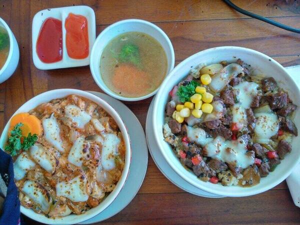 Nasi panggang tuna dan nasi panggang sapi lada hitam juga mantep buat buka puasa~ 🍴🍱😋