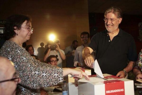 Arg_Socialistas's tweet photo. .@japtapias depositando su voto en Granada
#TapiasOtroPSOE http://t.co/IJYUeMuKJk