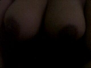 Gelap-gelapan deh,,,dingin-dingin segala mati lampu huuu...nenen makin mengkerut aja_