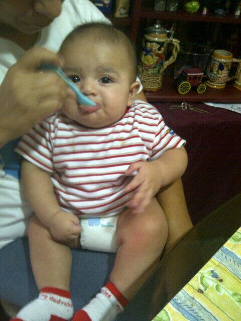 EiilaaDuart's tweet photo. Mi bodoque comiendo Banano ♥.♥ http://t.co/ARyWAbqMWG