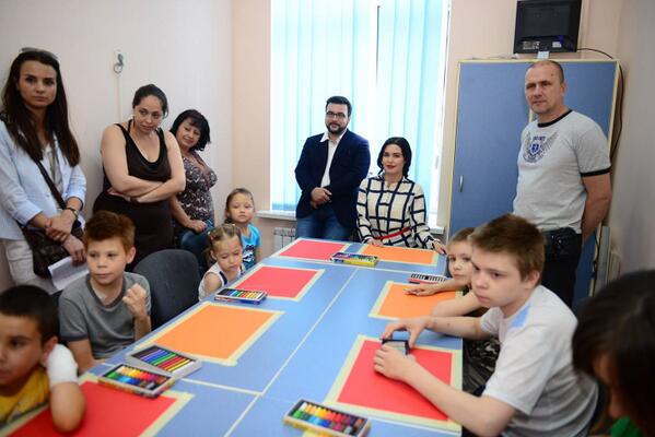 dizel64's tweet photo. "Сніданок з 1+1" та художниця Ольга Адам провели майстер-клас з арт-терапії у лікарні «Охматдит»- все фото http://t.co/E440qZt0fv
