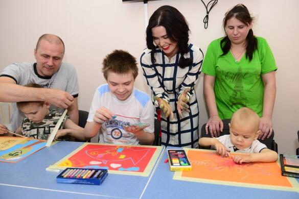 dizel64's tweet photo. "Сніданок з 1+1" та художниця Ольга Адам провели майстер-клас з арт-терапії у лікарні «Охматдит»- все фото http://t.co/jMluGg8Kt6