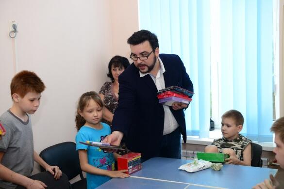 dizel64's tweet photo. "Сніданок з 1+1" та художниця Ольга Адам провели майстер-клас з арт-терапії у лікарні «Охматдит»- все фото http://t.co/jMluGg8Kt6