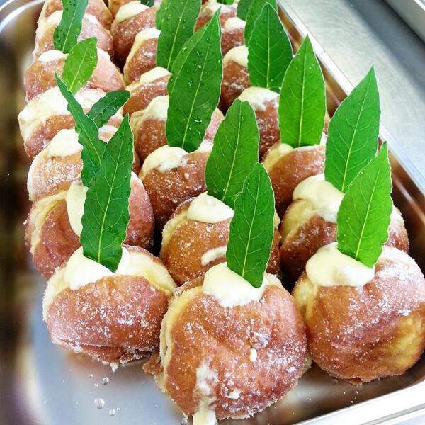 Clerkenwell_Boy's tweet photo. Bay &amp; Apple #doughnuts on the special Sunday Stall today @BreadAhead @boroughmarket @Justin_Gellatly #ComeGetSome! http://t.co/V611uLIwuO