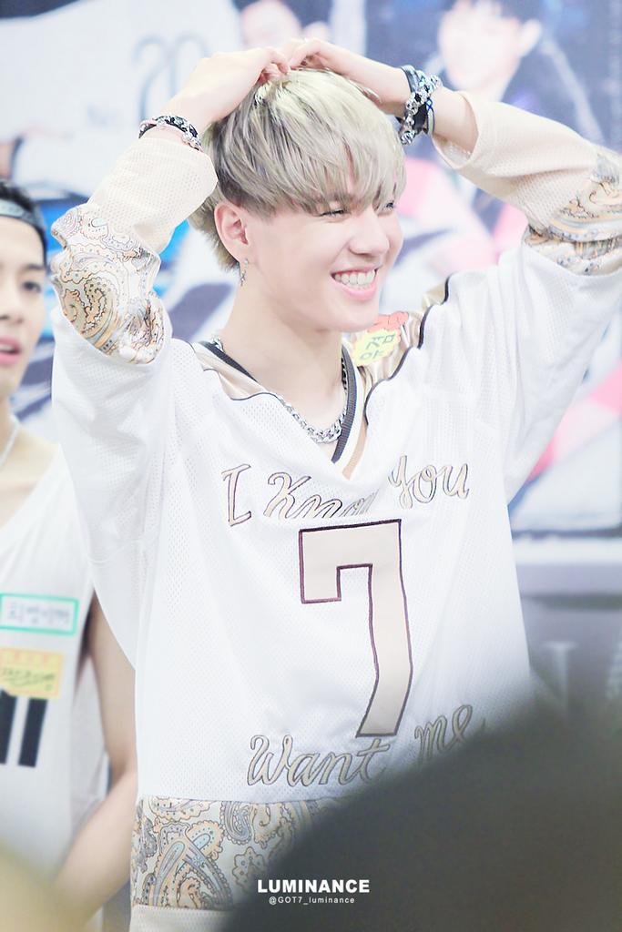 BsbDFqoCQAABbrw.jpg:large