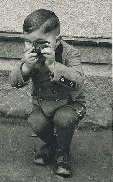 denisjph's tweet photo. “@HistoryInPics: Boy with camera, 1910 http://t.co/grYy7oEpkN”