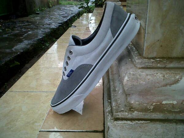 aplsneakers_'s tweet photo. Vans Era Original, available size 9. Order ☎088809696195 | 3276C4C9 http://t.co/qVpmYn4mOc