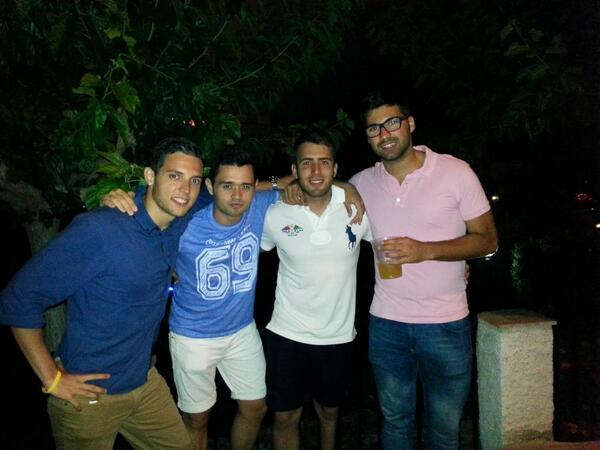 AlvroPrz's tweet photo. #adondeiremos #AlLarguero #FiestasHuecija2014 @MarioLpezAlonso @angel_cortes19 @luisja888 @FelipeOG18 @VicenDiaz1 http://t.co/0HBCH5pkUu