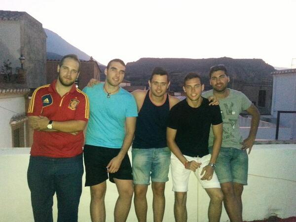 AlvroPrz's tweet photo. #adondeiremos #AlLarguero #FiestasHuecija2014 @MarioLpezAlonso @angel_cortes19 @luisja888 @FelipeOG18 @VicenDiaz1 http://t.co/0HBCH5pkUu