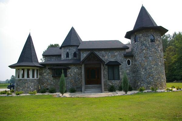 ForSaleByOwner's tweet photo. We like to highlight interesting homes on our site, so when we found a castle, we had to share http://t.co/z1hVwPMXpm http://t.co/KYtEPT1C2V