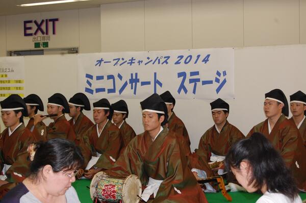 O Xrhsths 天理大学雅楽部 Sto Twitter 本日は天理大学のオープンキャンパスでした 大学 の食堂にて雅楽演奏をさせていただきました 曲目は管絃 陪臚 謡物 我家 舞楽 青海波 です 天理大学に入学したら是非 雅楽部に入部してほしいと思います Http T Co