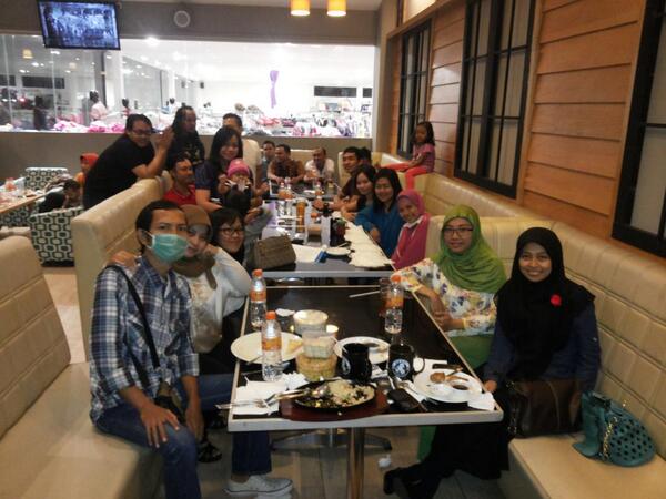 ikat98's tweet photo. #BukberIKAT98 Ruameeeeee... Seruuu.... Alhamdulillah pada kumpul lagi http://t.co/nl1XKIF6h8