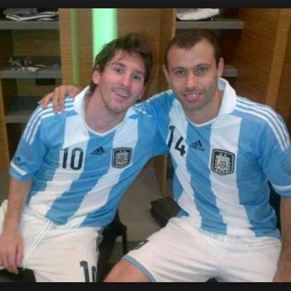 cesc4official's tweet photo. Suerte esta noche amigos @TeamMessi @Mascherano 

http://t.co/ye3aA4swHc http://t.co/F0musZypYd