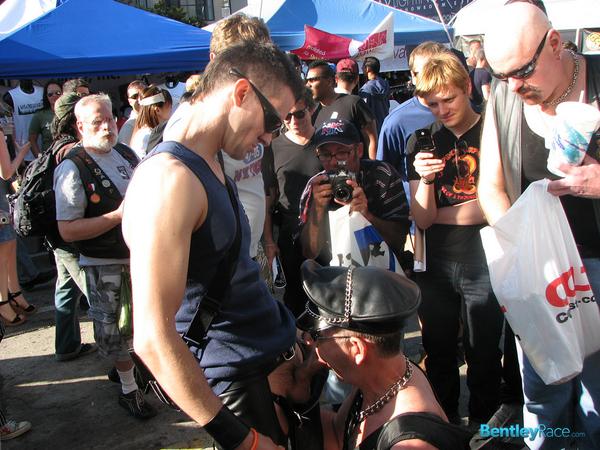RealBentleyRace's tweet photo. Horny mates. I met this Aussie in SFO who sucked me off in a crowd #bentleyrace #publicsex @sammybutler @GayDemon http://t.co/XBPgbsQwS1