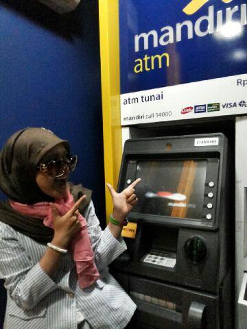 soloberkebun's tweet photo. @mandirifiesta selfie cihuy dulu di ATM Mandiri Ahmad Yani Pontianak #archevent #selfiemandiriatm :) http://t.co/W15MfxvGlA