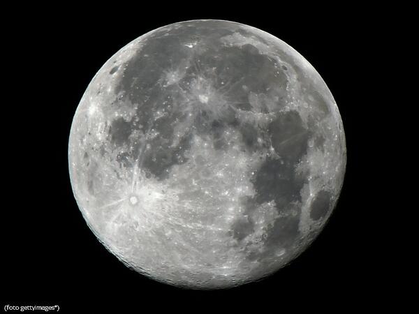 SkyTG24's tweet image. Lo spettacolo della "Super Luna" visto da diversi punti della Terra. Le foto: sky.tg/i7c