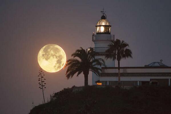 Lydia3620's tweet photo. “@324cat: Més imatges espectaculars de la #superlluna.http://t.co/oJvNXrwOWQ http://t.co/orbORoYUEO” @evalana88