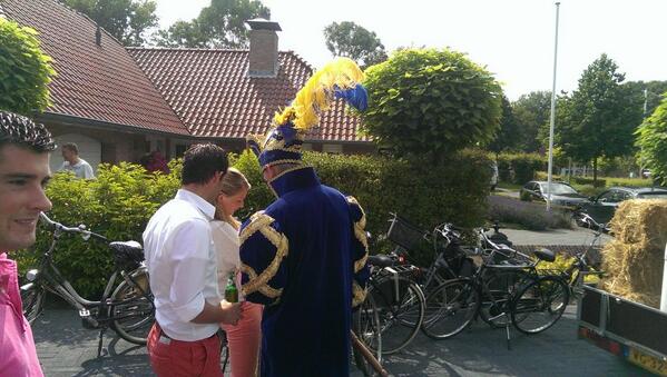 desmoezen's tweet photo. En mooie missie op een mooie zomerdag voor De Smoezen: kroamschudd'n bij Oud-Prins Sjaak 1: http://t.co/uUmEBki8PZ