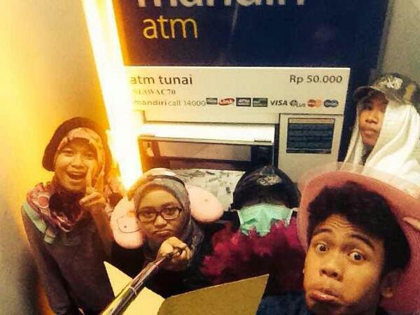 Noer_noer's tweet photo. @mandirifiesta save Palestine #selfiemandiriatm #RGZ14 Atm Kota Gede Jogja http://t.co/2zbb8pP0vW