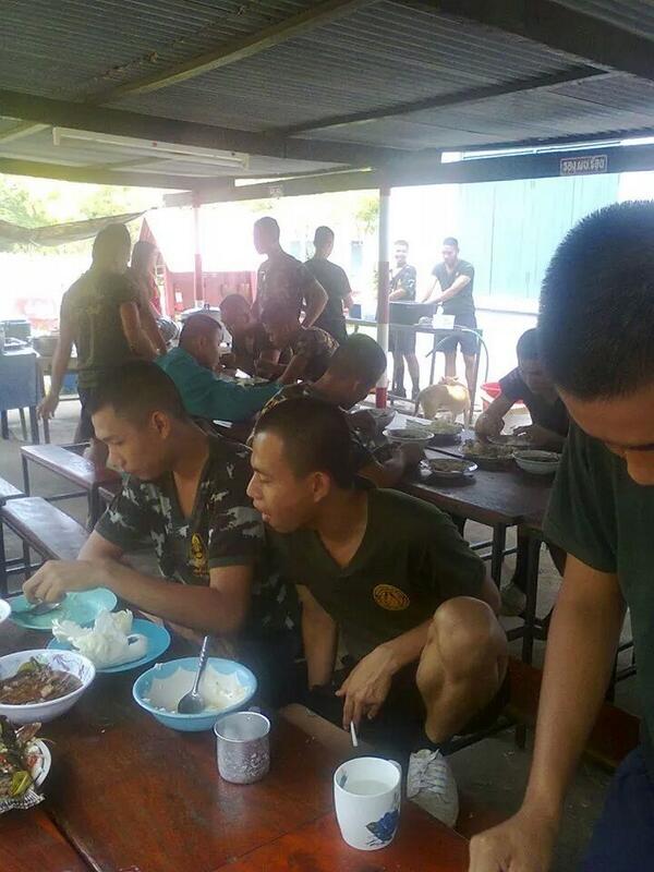 GbNipaporn's tweet photo. ทานข้าวกันคับ http://t.co/OQFKg3itNq