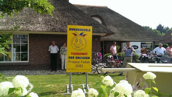 desmoezen's tweet photo. Het bord van de kweekskoele staat bij Oud-Prins Sjaak, Ilse en hun dochter Femm, prinses 2051 http://t.co/7YbAmIpMDk