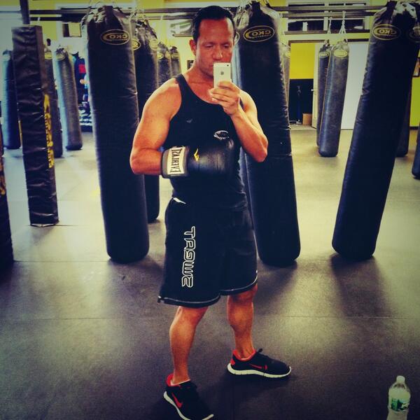 frankiestylze's tweet photo. Damn! That #HeavyHitter @ckokickboxing workout felt good! #JabCrossJab @CKOFreehold it's #TrainingTime 👊👊👊👊👊 @TVGN http://t.co/dsqOXtpu0l