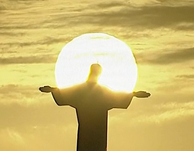 daraprayoga_'s tweet photo. Pantesan semalem berasanya dingin banget, mataharinya lagi dikekepin Christ the Redeemer di #BRA. http://t.co/khWYinvC9U