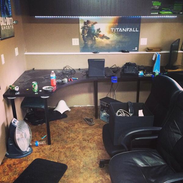 Status_Gaming's tweet photo. Status Remodel.. #statusgaming #teamhouse #remodel http://t.co/VWNluY1De0