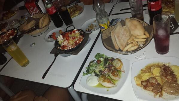 jessylopez2411's tweet photo. cenita con mis gentes #adriana @sergiog1801 @trianagomez21 @Maryajose1986 @MarinitaRiivas @migueposito @FaikoNano 😊 http://t.co/ReC4DdC8Jv