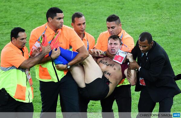 wol's tweet photo. “Het beeld dat je van Blatter niet mag zien!“ http://t.co/7S13MQP29B via @AFP