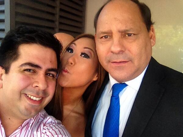 carlosullon's tweet photo. #selfie con @panteracabanas y @yolandapark1 #SNTMundial http://t.co/d3rFWwkg7j