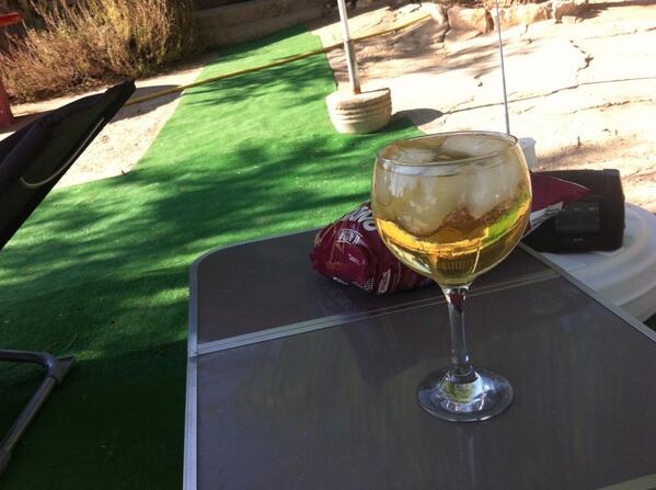 AdoracinDorothy's tweet photo. @RossMari86 @manolomixel yo hoy he cambiado el gintonic por whisky pero igualmente de feliz jajaj pasarlo bien pareja http://t.co/ouA5L5ldvk