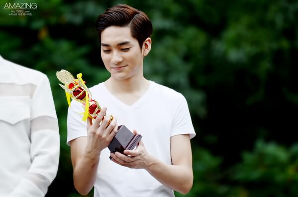 140713 인기가요 미니팬미팅 #ARON #NUEST #NUEST_ReBirth #뉴이스트 #아론 트로피를 굉장히 흐뭇하게 보고있는 아로닠ㅋㅋㅋㅋㅋ