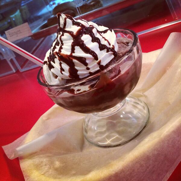 ArnoldsPerk's tweet photo. Cool off with a frozen hot chocolate! When you're ready come and get it 😋 http://t.co/91IHRP4D4M