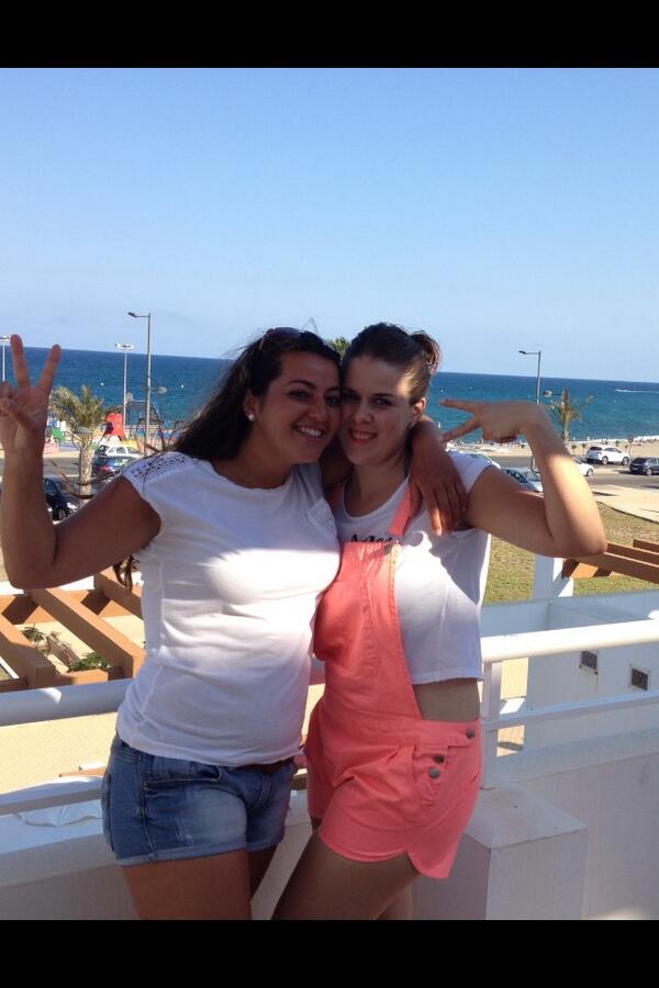 pulisa's tweet photo. Preparándonos para tarde de Maui beach con @pepikaroruiz http://t.co/QQKyGCTjH9