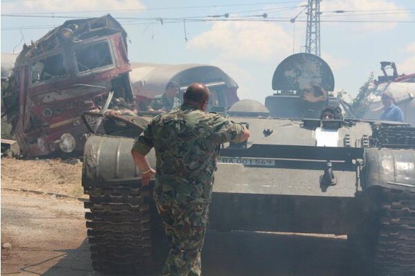 VNPetkov's tweet photo. Tanks pulling trains...
http://t.co/bOSWrjRde4 http://t.co/sC7zzf8XhG