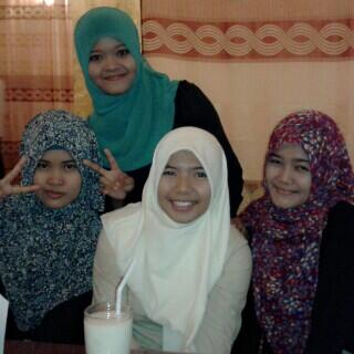 <a href="/BonitHarnelis/">Bonita Harnelis</a> <a href="/nurulLee_/">nurul fadila</a> @atikfatonah :D