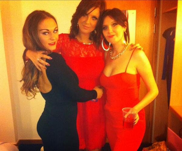 lilybing92's tweet photo. Really hope my girls get their butts home soon! I'm missing them like mad 😩😘❤️🎀✈️👭 @mariehealy14 @MollieKersse http://t.co/4zg4kQeizD